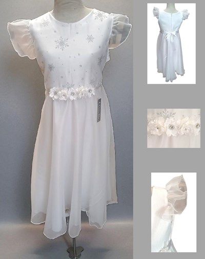 Vestido corte princesa con pechera bordada en hilos de plata, manga con volados y strass en cintura.Children dior