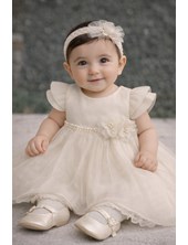 VESTIDO BAUTISMO EN MICROTUL CON FAJA DE PERLAS Y BOUQUET DE COSTADO. CHILDREN DIOR