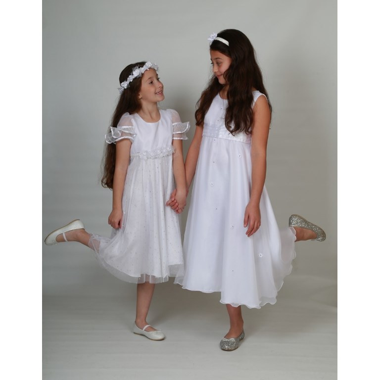 Vestido corte princesa sin manga con apliques de perlas plateadas y faja tablita en cintura. Children Dior