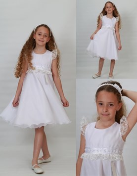 Vestido corte princesa con faja detalles de flores y gipiure en cintura y manga. Children Dior