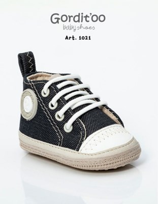 BOTINETA JEAN NEGRO DETALLE BLANCO Y BEIGE CON ESCUDO. GORDITOO 