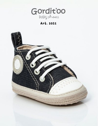BOTINETA JEAN NEGRO DETALLE BLANCO Y BEIGE CON ESCUDO. GORDITOO 