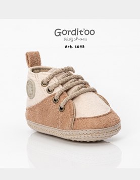 Botineta microfibra natural-tostado-escudo.Gorditoo