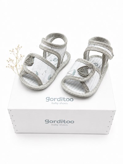 SANDALIA BEBE CON ABROJO ESTAMPADO BARCO. GORDITO