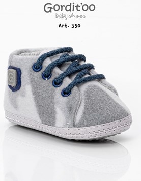 Botineta camuflada gris detalle azul.Gorditoo