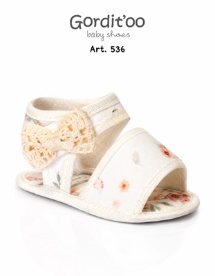 SANDALIA PARA BEBA ESTAMPA FLORES. APLIQUE MOÑO PUNTILLA NATURAL. GORDITOO