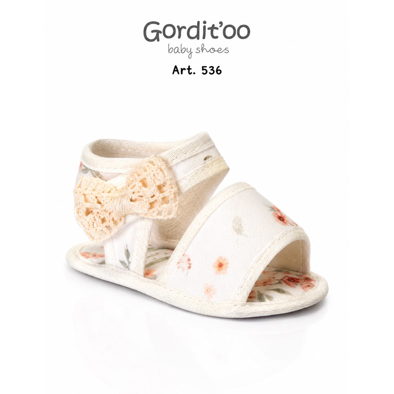 SANDALIA PARA BEBA ESTAMPA FLORES. APLIQUE MOÑO PUNTILLA NATURAL. GORDITOO