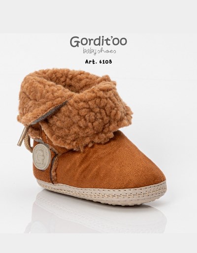 BOTITA PARA BEBES EN MICROFIBRA SIMIL DESCARNE CON CORDERITO Y ESCUDO GORDITOO