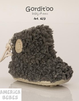 BOTITA MEDIA CAÑA PARA BEBE EN CORDERITO GRIS SUELA BADANA Y APLIQUE ESCUDO GORDITOO