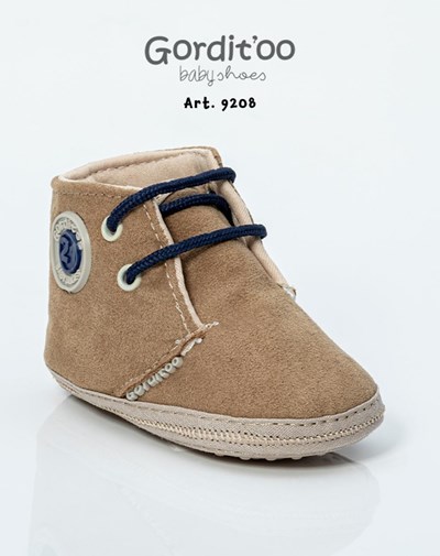 BOTINETA BEBE CON OJALILLOS MICROFIBRA BEIGE  Gorditoo.