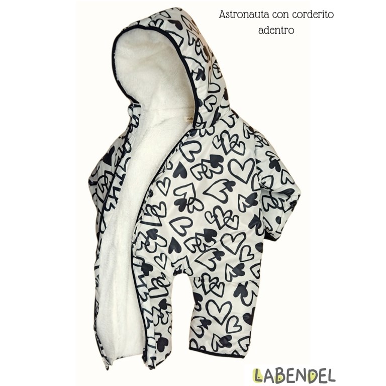Astronauta enterito con corderito adentro, estampa: Corazones. Con piecito talles 1/2  Sin piecito talles 3/4.  Labendel