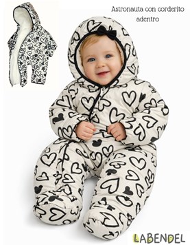 Astronauta enterito con corderito adentro, estampa: Corazones. Con piecito talles 1/2 Sin piecito talles 3/4. Labendel