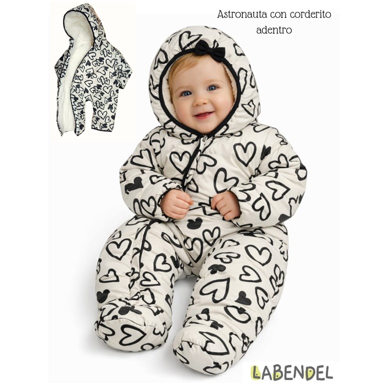 Astronauta enterito con corderito adentro, estampa: Corazones. Con piecito talles 1/2  Sin piecito talles 3/4.  Labendel