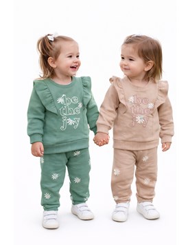 CONJUNTO DE FRISA PARA BEBA, PANTALON  Y BUZO ESTAMPA FLOES Y VOLADO HOMBROS. YABY