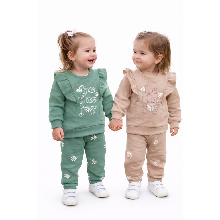 CONJUNTO DE FRISA PARA BEBA, PANTALON  Y BUZO ESTAMPA FLOES Y VOLADO HOMBROS. YABY