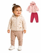 CONJUNTO DE FRISA PARA BEBA, PANTALON, CAMPERITA CON CIERRE, CAPUCHA Y APLIQUE DE FLORES. YABY