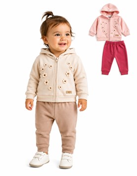 CONJUNTO DE FRISA PARA BEBA, PANTALON, CAMPERITA CON CIERRE, CAPUCHA Y APLIQUE DE FLORES. YABY