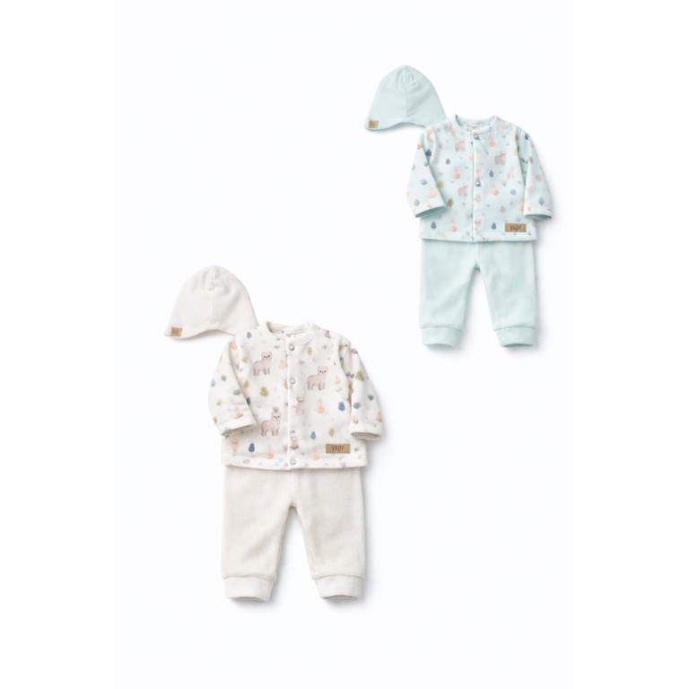 AJUAR 3 PIEZAS DE PLUSH, SAQUITO ESTAMPADO, PANTALON Y GORRO LISO. YABY
