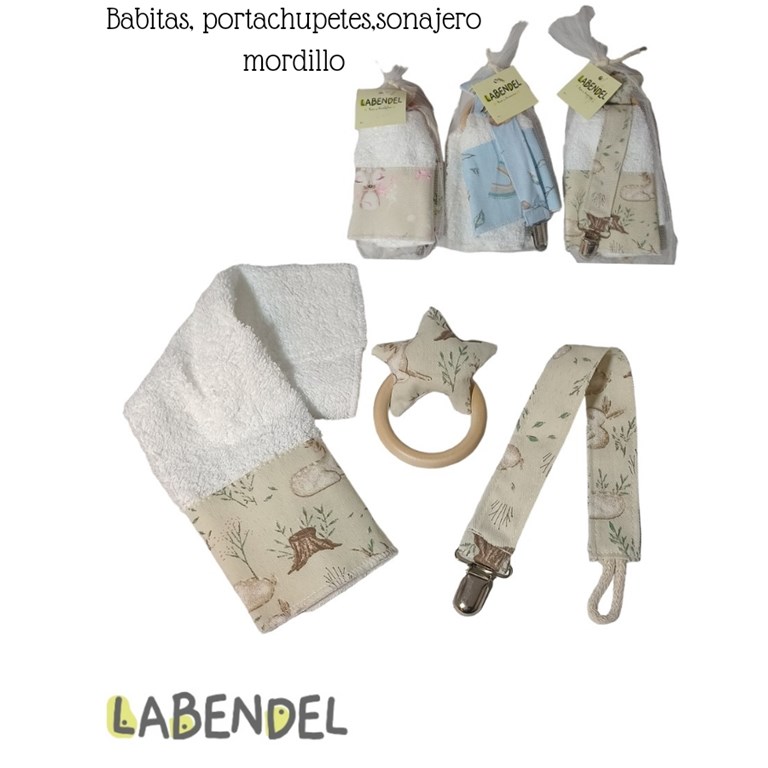 A302 SET: 4 PRODUCTOS EN BOLSA DE TUL: TOALLITA + PORTACHUPETES + SONAJERO + MORDILLO MONTESORI. COLORES SURTIDOS. LABENDEL