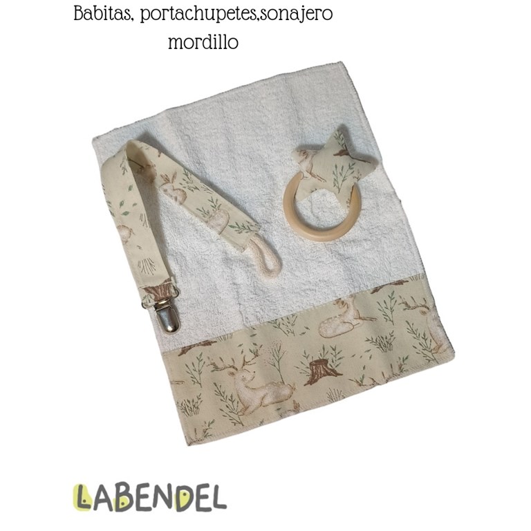 A302 SET: 4 PRODUCTOS EN BOLSA DE TUL: TOALLITA + PORTACHUPETES + SONAJERO + MORDILLO MONTESORI. COLORES SURTIDOS. LABENDEL