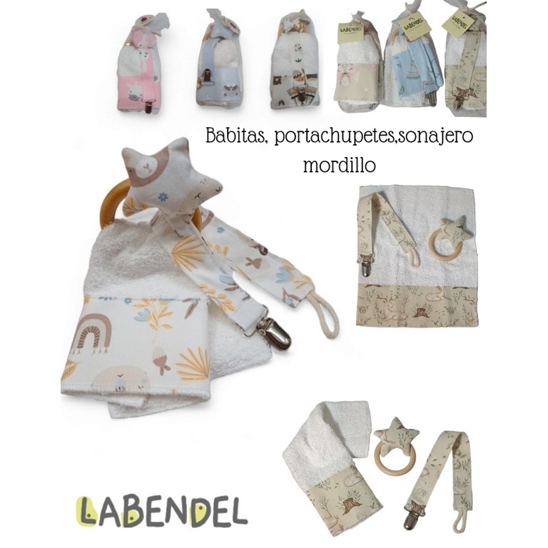 A302 SET: 4 PRODUCTOS EN BOLSA DE TUL: TOALLITA + PORTACHUPETES + SONAJERO + MORDILLO MONTESORI. COLORES SURTIDOS. LABENDEL