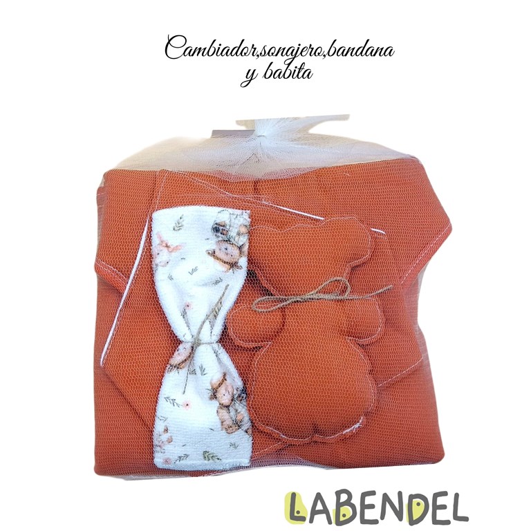 Set Tusor cambiador, babita, babero bandana y sonajero. Labendel