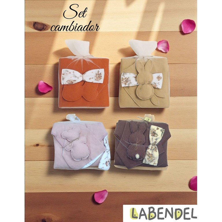 Set Tusor cambiador, babita, babero bandana y sonajero. Labendel