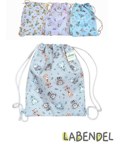 MOCHILA PLAYERRA CON CORDON REGULABRE ESTAMPADA. MEDIDAS APROX: 30CM X 22CM. LABENDEL