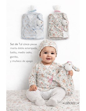 Set de tul 5 piezas: manta interlock doble estampada + batita+ medio osito+ gorrito+muñeco de apego