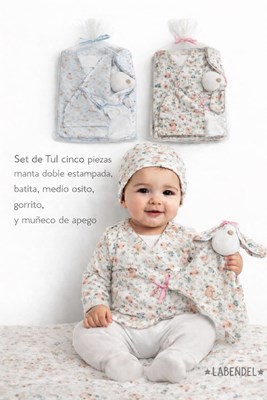 Set de tul 5 piezas: manta interlock doble estampada + batita+ medio osito+ gorrito+muñeco de apego