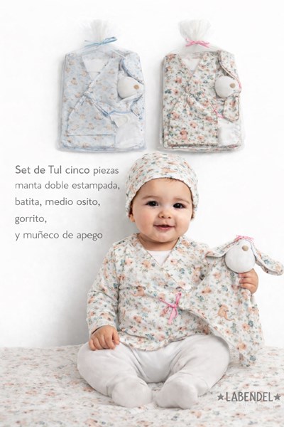 Set de tul 5 piezas: manta interlock doble estampada + batita+ medio osito+ gorrito+muñeco de apego