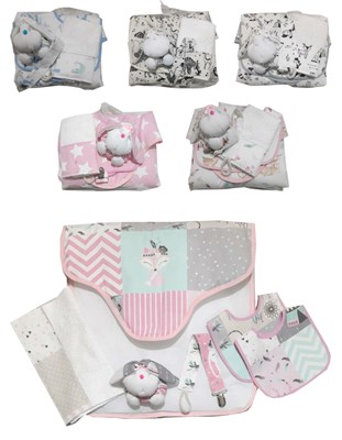 Set ajuar 5 productos: Cambiador + 2 Baberos + babita toalla + sonajero portachupete. Colores surtidos. Labendel