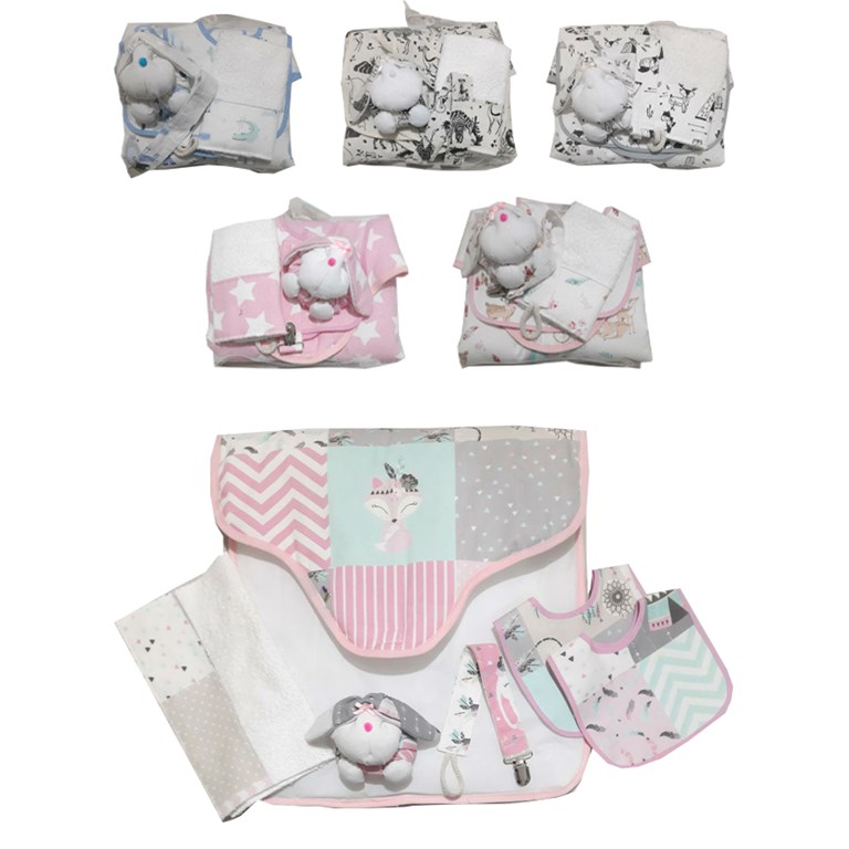 Set ajuar 5 productos: Cambiador + 2 Baberos + babita toalla + sonajero portachupete. Colores surtidos. Labendel