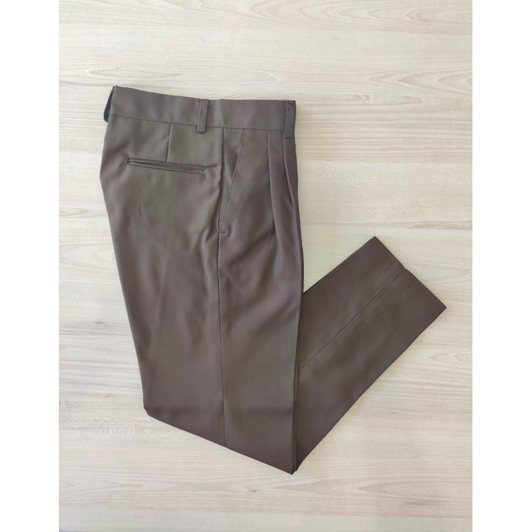 A103 CHOCOLATE PANTALON SARGA COLEGIAL. Talle: 2-4 CON PINZAS.  Talle 6 en adelante SIN PINZAS. SU ROGER